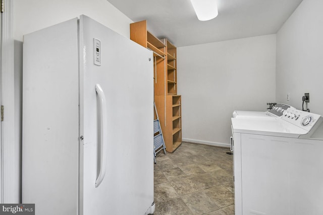 washroom featuring laundry area, baseboards, and independent washer and dryer