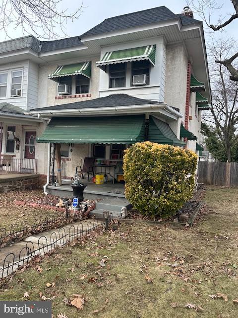 view of front of property with a front yard and covered porch