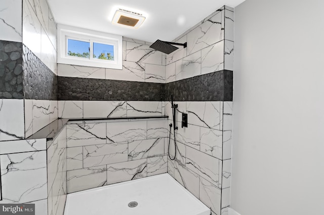 bathroom featuring a tile shower