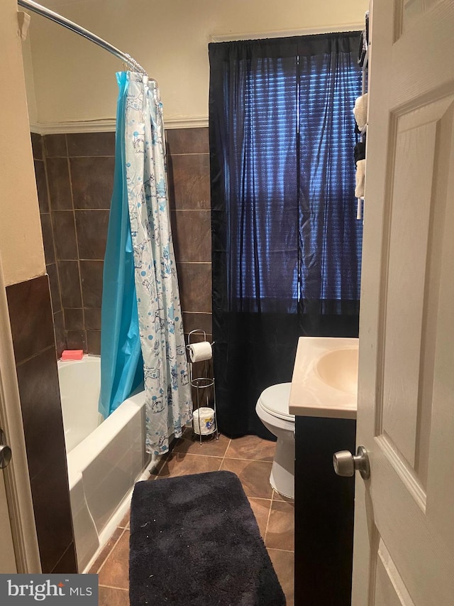 full bathroom featuring toilet, shower / bathtub combination with curtain, tile patterned flooring, and vanity