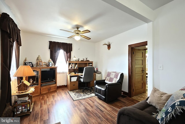 living room with dark wood-type flooring and ceiling fan