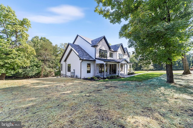 view of front of property featuring a front yard