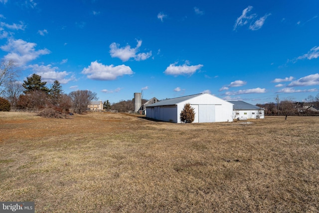 view of yard featuring an outbuilding