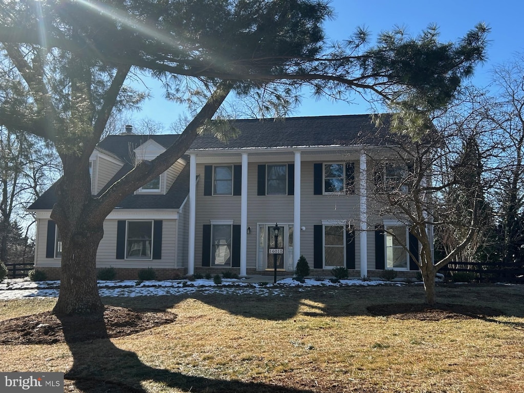 view of front of house featuring a front yard