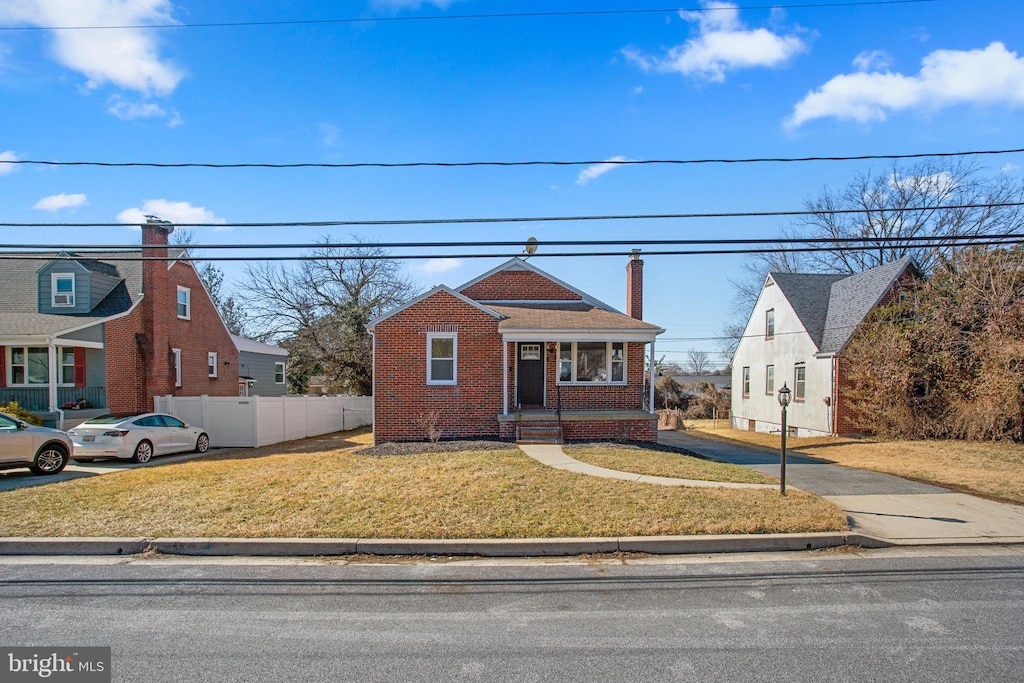 view of front of house featuring a front lawn