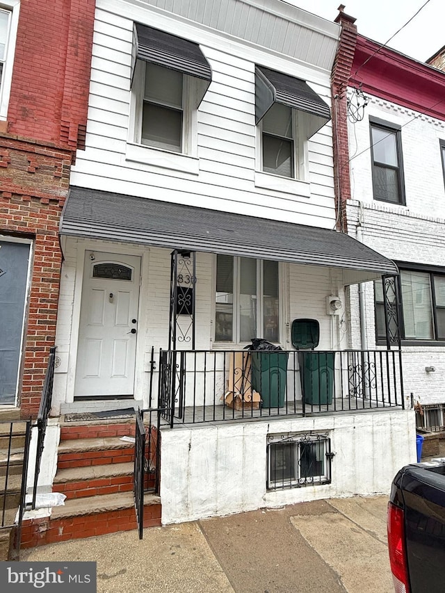 property entrance with covered porch