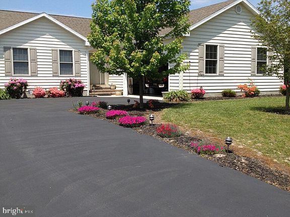 view of front facade with driveway and a front lawn