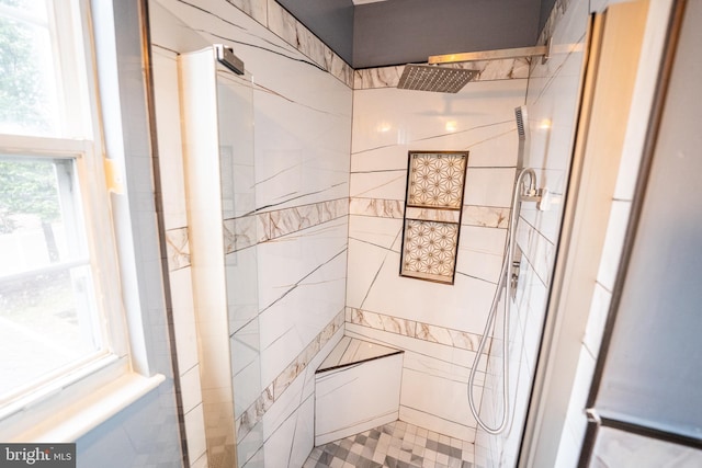 bathroom featuring a tile shower