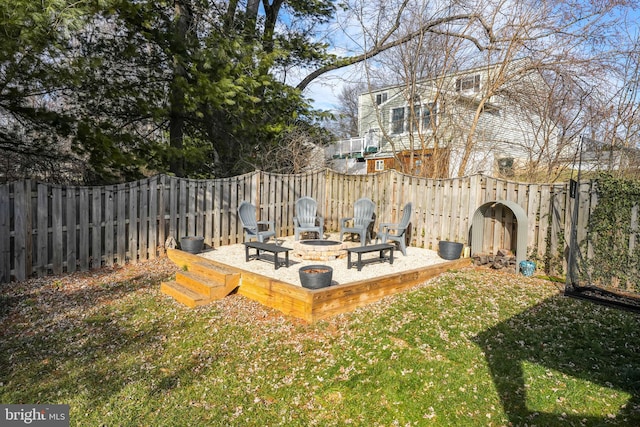 view of yard featuring an outdoor fire pit