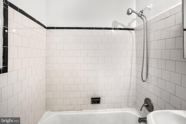 bathroom with bathtub / shower combination