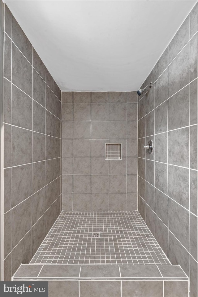 bathroom featuring a tile shower