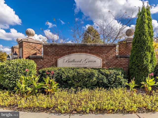 view of community / neighborhood sign