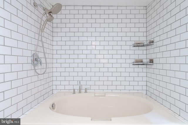 bathroom featuring tiled shower / bath combo