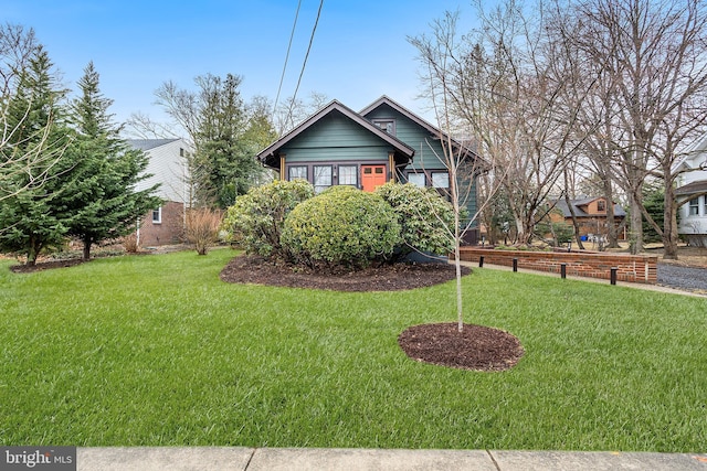 view of front of property with a front lawn