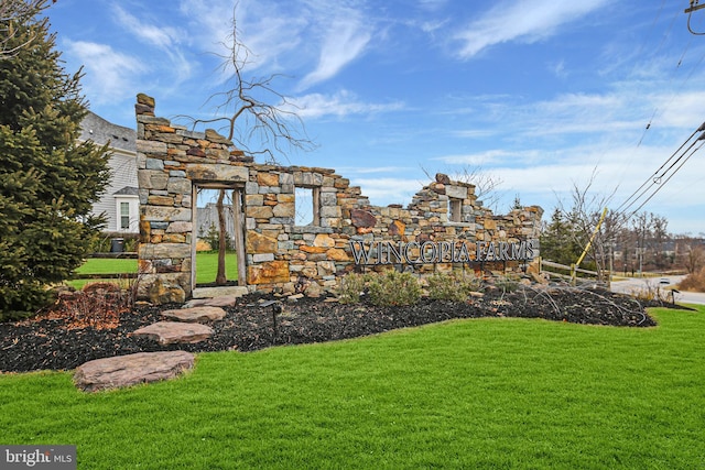 view of home's community featuring a yard