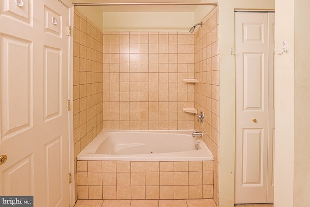 bathroom featuring tiled shower / bath