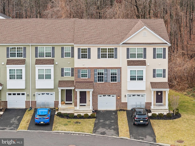 view of front of home featuring a front lawn