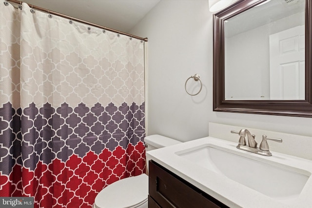 bathroom with a shower with curtain, vanity, and toilet