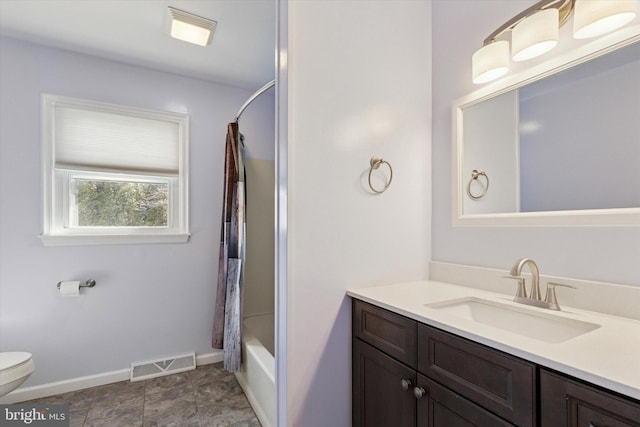 full bath featuring baseboards, visible vents, toilet, shower / bath combo with shower curtain, and vanity