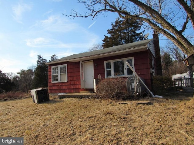 view of front facade with a front lawn