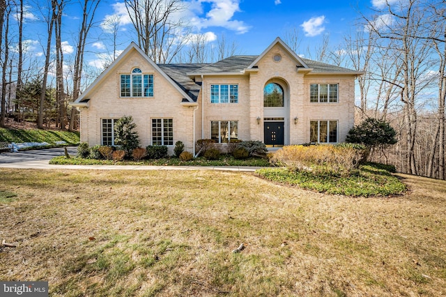 view of front of property featuring a front yard