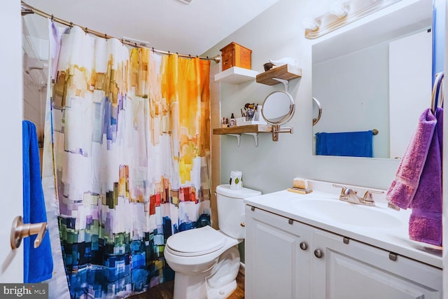 full bath featuring vanity, toilet, and a shower with curtain