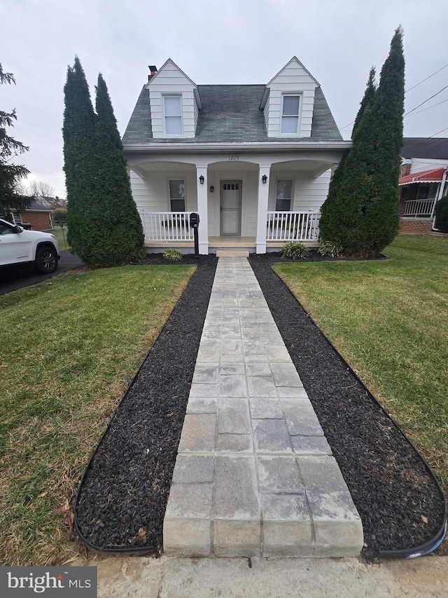 view of front of property featuring a porch and a front yard