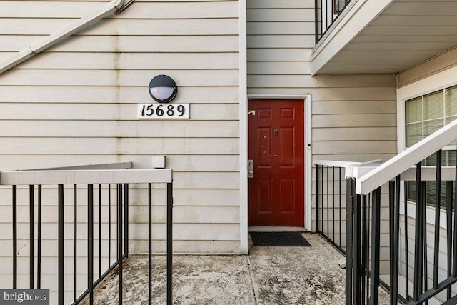 entrance to property with fence