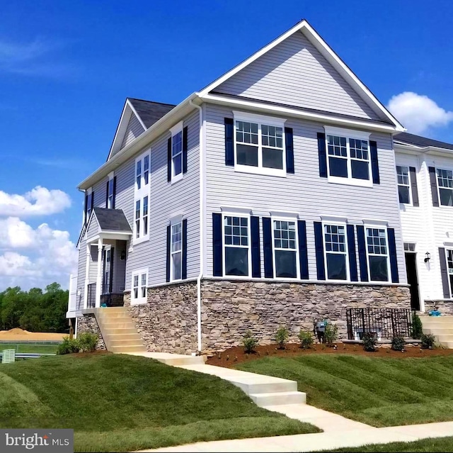 view of front of home featuring a front yard