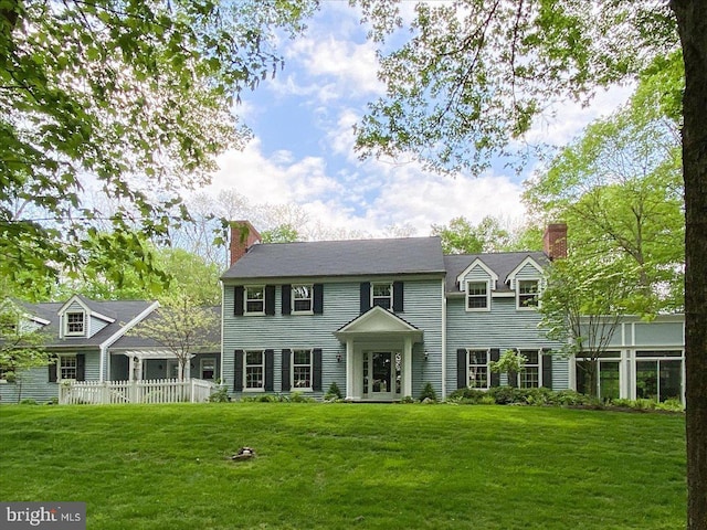 colonial inspired home featuring a front yard