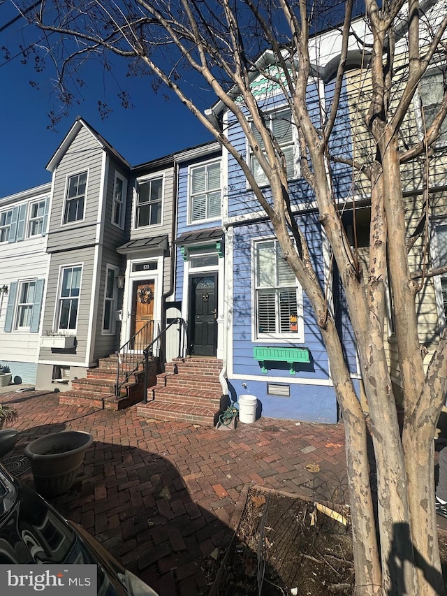 view of front of property featuring a patio