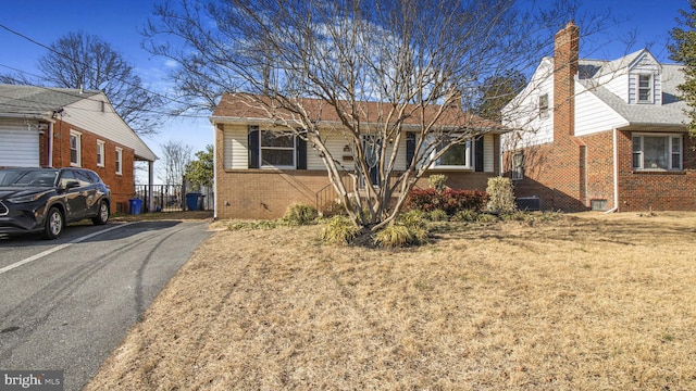 view of front of property featuring a front yard