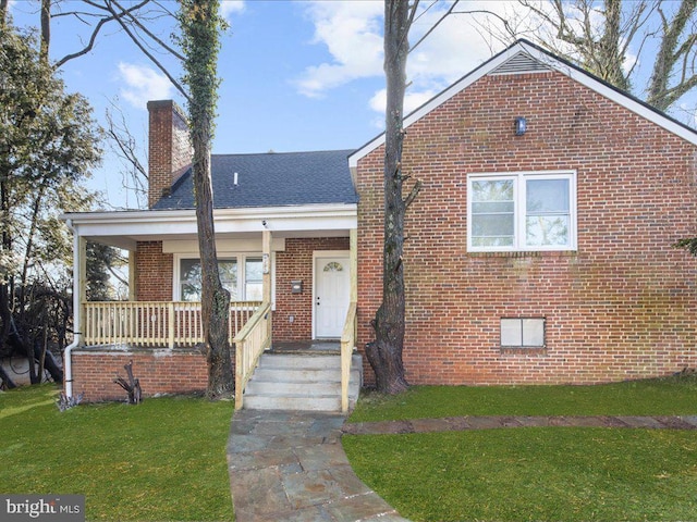 view of front facade featuring a front lawn and covered porch