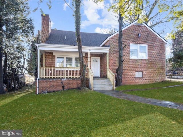 view of front of property featuring a front lawn and a porch