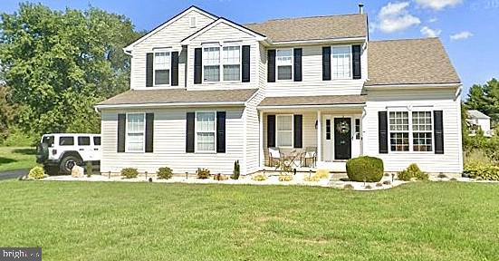 view of front of property featuring a front yard