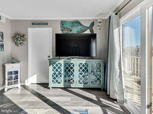 living area with dark wood-style floors, visible vents, and crown molding