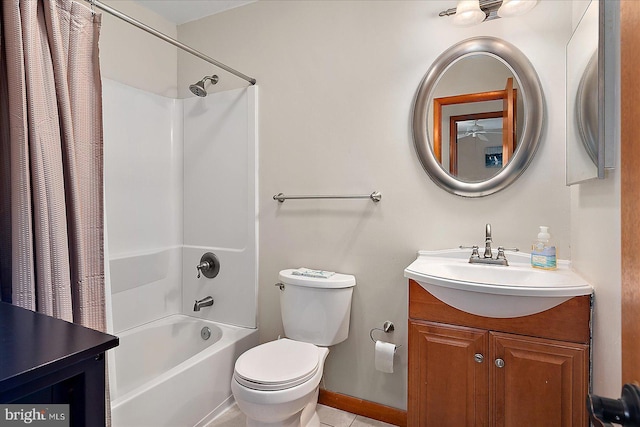 full bathroom with toilet, baseboards, shower / tub combo with curtain, and vanity