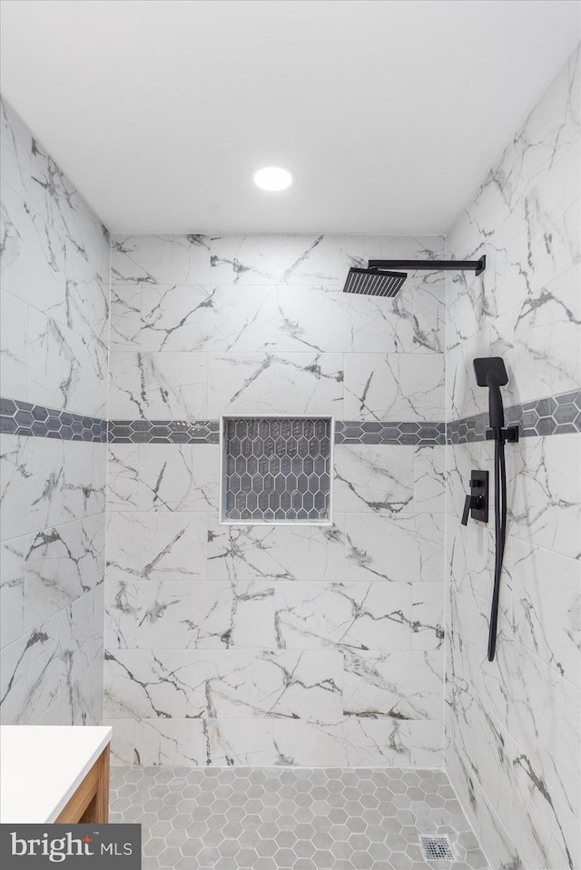 bathroom featuring a tile shower