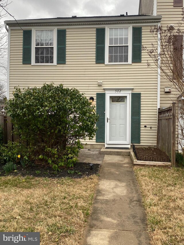 view of front of property featuring a front lawn and fence
