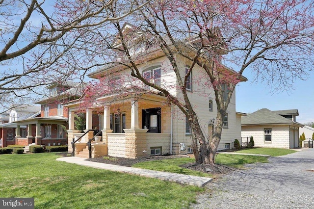 view of front facade featuring a front yard