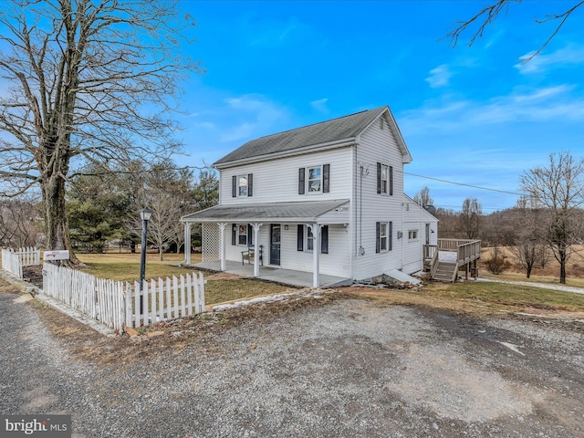 view of front of house featuring a patio and a front yard