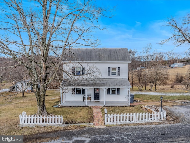 view of front of property featuring a front yard and a patio