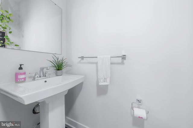 bathroom featuring sink