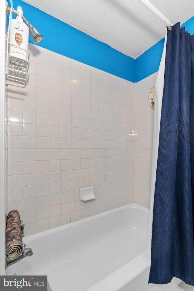 bathroom with shower / tub combo