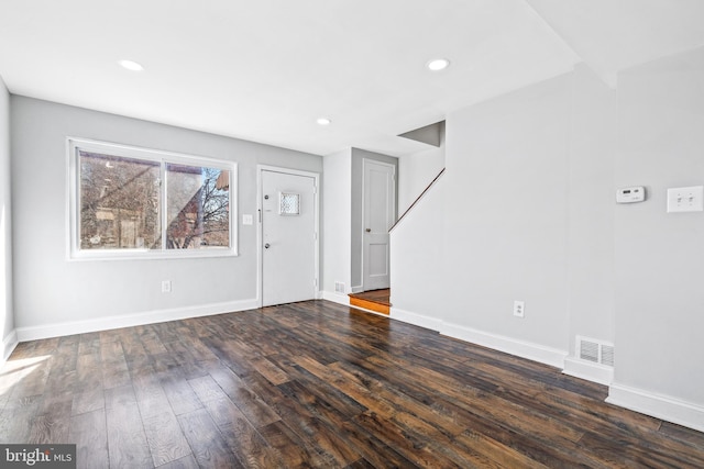 entryway with dark wood-type flooring, recessed lighting, visible vents, and baseboards