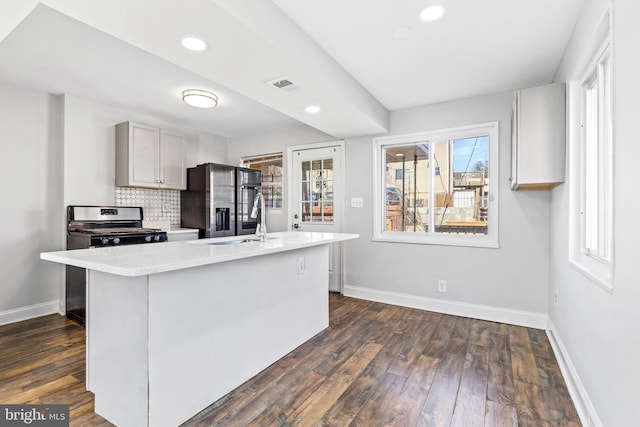 kitchen featuring stainless steel appliances, baseboards, light countertops, and decorative backsplash