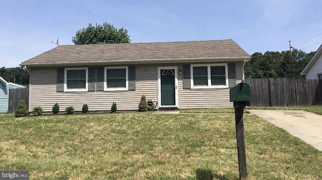 view of front of property featuring a front lawn