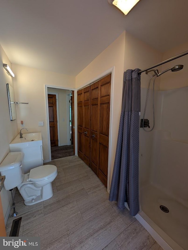 bathroom with vanity, toilet, and walk in shower
