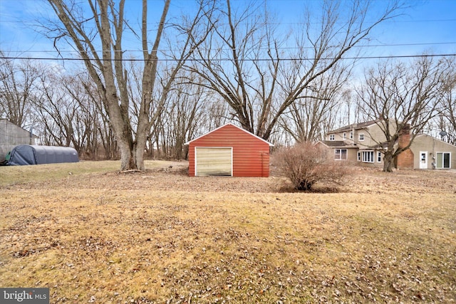 view of yard with an outdoor structure and a detached garage