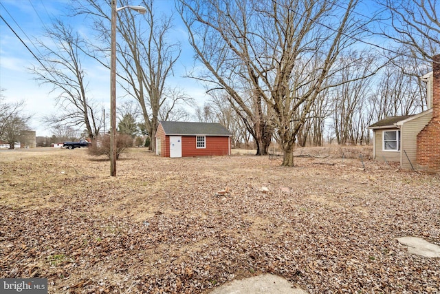 view of yard with an outdoor structure